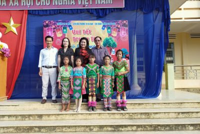 Tặng quà Trung thu cho học sinh trường Tiểu học Ea Bar, huyện Krông Bông