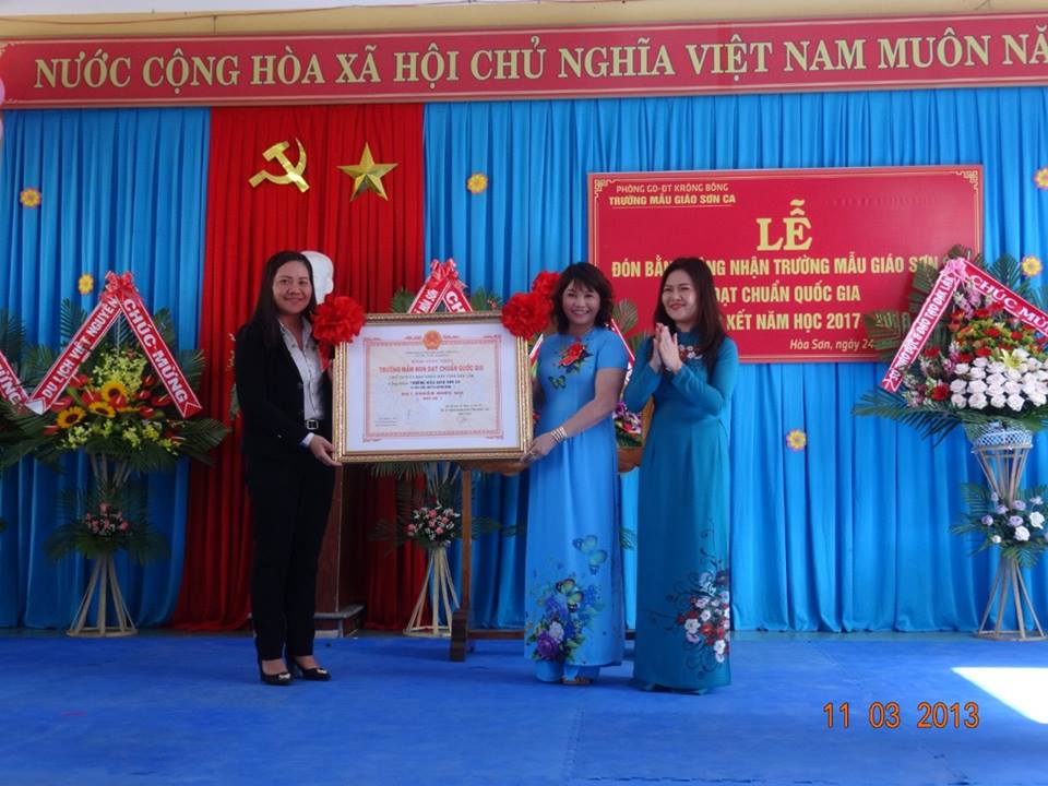 Trường mẫu giáo Sơn Ca, huyện Krông Bông đón Bằng công nhận trường chuẩn Quốc gia mức độ 1 và tổng kết năm học 2017 – 2018